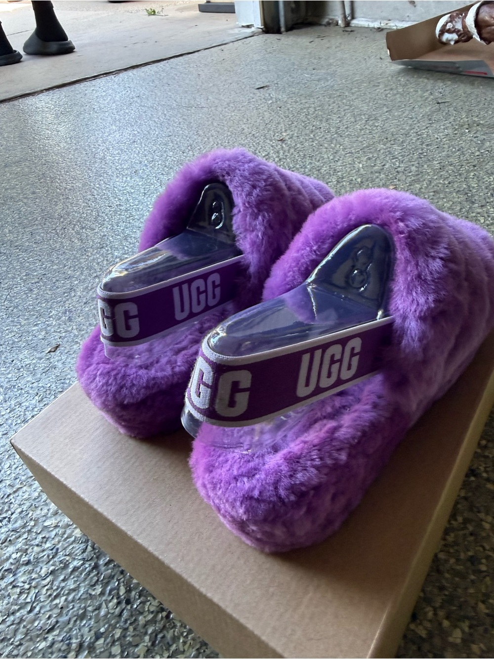 UGG - Picture 2 of 4